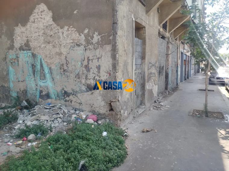 منازل آيلة للسقوط بدون حواجز حديدية تهدد السكان والمارة بدرب مولاي الشريف