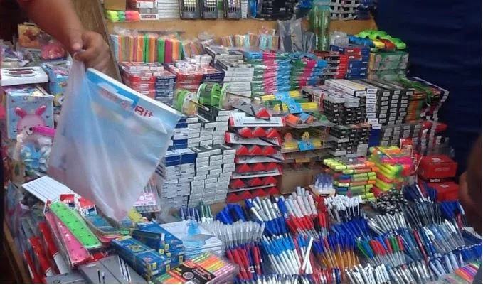 الدخول المدرسي ينعش تجارة لوازم الدراسة بسوق درب عمر في الدار البيضاء